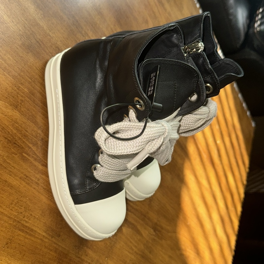 Black-and-white high tops, women's size 9 - Picture 2 of 7